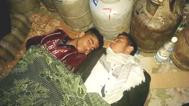 يمنيان ينامان في طابور بصنعاء انتظاراً للحصول على أسطوانة غاز منزلي (فيسبوك)